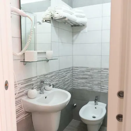 לינה וארוחת בוקר Sisters 3*