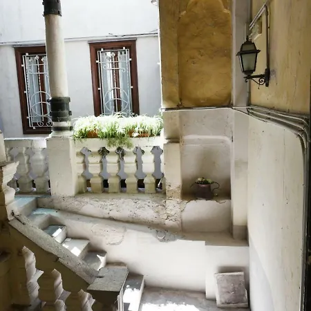 לינה וארוחת בוקר Sisters 3*